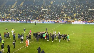 Hakem Halil Umut Melere saha içerisinde yumruk atıldı