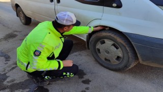 Hakkari polisi trafik tedbirlerine elden bırakmıyor