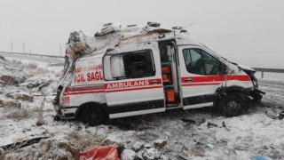 Hakkaride ambulans kaza yaptı: 3 yaralı