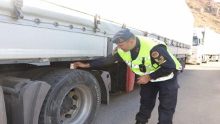 Hakkaride eş zamanlı kış lastiği denetimi