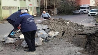 Hakkaride mahalle yolu çöktü