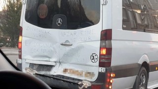 Hasarlı aracın üzerindeki yazılar dikkat çekti