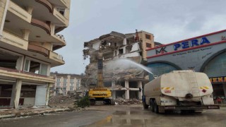 Hatayda ağır hasarlı binaların yıkımı 19 mahallede sürüyor