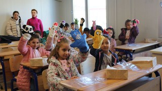 Hatay’da öğrencilerin diktiği kıyafetler ve kuklalar depremzede çocuklara dağıtıldı