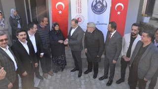 Hatay’da Yerinde Dönüşüm Projesi kapsamında yapılan ev aileye teslim edildi