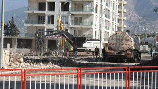 Hatay’da yıkım çalışmaları sırasında 2 bina tedbiren boşaltıldı