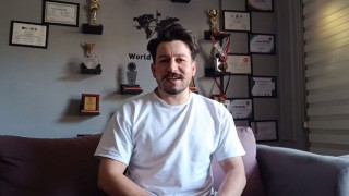 Havada, karada ve su altında tıraş yapan kuaför, yeni şampiyonlar yetiştirecek