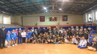 Hentbol turnuvası sona erdi, şampiyonlar madalyalarına kavuştu