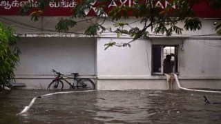 Hindistandaki selde 5 kişi öldü, araçlar sel sularına kapıldı