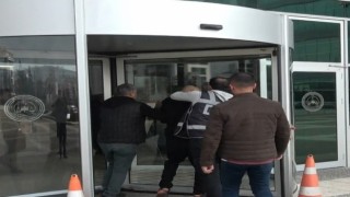 Hırsızlık yapan şahıs adliyenin kapısına kafa attı