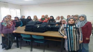Hisarcıkta kursiyerler Gazzeye gönderilmek üzere eşofman takımı dikiyor