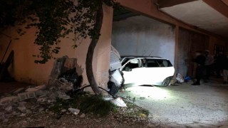 Hızını alamayan otomobil evin deposuna daldı: 1 yaralı