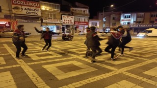 Hızını almayan asker adayları eğlenceye ilçe meydanında devam etti