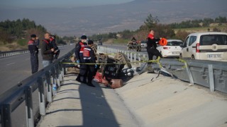 İki bariyer arasına devrilen traktörün sürücüsü hayatını kaybetti