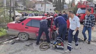 İki otomobil kafa kafaya çarpıştı: 1i ağır 3 yaralı