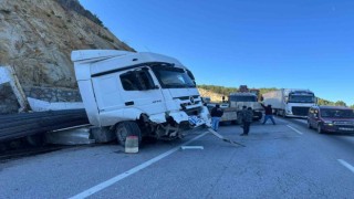 İnşaat demiri yüklü tırın kaydı, karayolunda trafik durma noktasına geldi