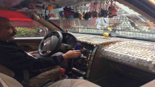İranlı taksicinin Seyyar para müzesi yolcularına keyifli anlar yaşatıyor