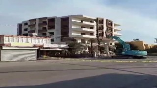 İş makinesinin dokunuşuyla 5 katlı bina yerle bir oldu