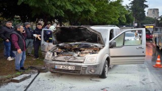 İşe giden su tesisatçısının aracı seyir halindeyken yandı