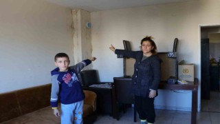 İşitme engelli annesiyle sokağa atılmaktan korkuyor
