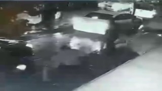 İstanbulda film gibi olay kamerada: Silahlı saldırıda bulunan şahsın motosikletini yaktı