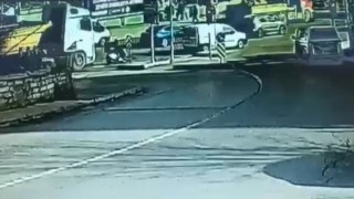 İstanbulda hafriyat kamyonu dehşeti kamerada: Motosikletli atlayarak ezilmekten kurtuldu