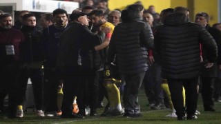 İstanbulspor Başkanı Ecmel Faik Sarıalioğlu, takımı sahadan çekti