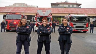 İtfaiyenin yükünü onlar çekiyor, trafikte görenler hem şaşırıyor hem alkışlıyor