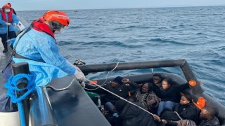 İzmir açıklarında göçmen hareketliliği: 100 göçmen karaya çıkartıldı