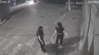 İzmirde 2 genç kızın kaldırımdaki ağacı tekmeledikleri anlar kamerada
