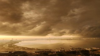 İzmirde gökyüzünde buluttan duvar şenliği