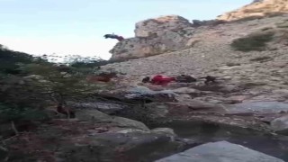 İzmirde kayalıklardan düşen kişi helikopterle böyle kurtarıldı
