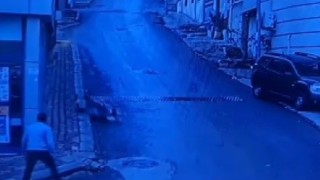 İzmirde yürekleri ağza getiren görüntü: Bebek arabası yokuş aşağı böyle kaydı