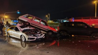 İzmirdeki trafik kazasında araçlar üst üste çıktı