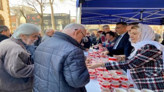 İzmit Belediyesi 12 şehit için Mevlid-i Şerif okutup helva dağıttı