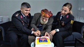 Jandarma, Cumhuriyet ile yaşıt olan dedeyi evinde ziyaret ederek doğum gününü kutladı