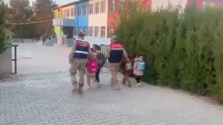 Jandarma okul çevrelerinde denetimlerini sürdürüyor