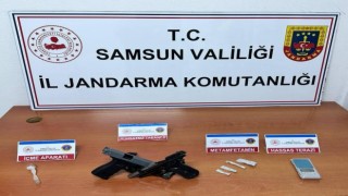 Jandarma şüpheli araçta uyuşturucu ele geçirdi