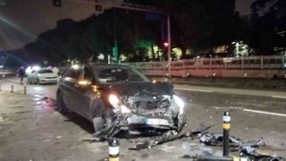 Kadıköyde alkollü sürücü ışıklarda duran araçlara çarptı: 1 ağır yaralı