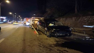 Kadıköyde kontrolden çıkan otomobil önündeki araca çarpıp bariyere savruldu: 1 yaralı