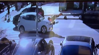 Kadıköyde yolun karşısına geçen kadına otomobilin çarptığı kaza kamerada