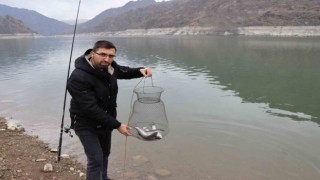 Kafeslerden kaçan balıkları oltayla tutuyorlar