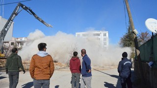 Kahramanmaraş’ta ağır hasarlı binaların kontrollü yıkımı sürüyor