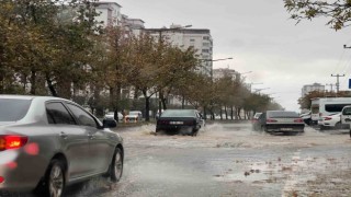 Sağanak yağış asfaltı kaldırdı kanalizasyon kapakları yerinden çıktı