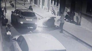 Kaldırımdan inmeye çalışırken fizik kurallarını unuttu, tepetaklak oldu