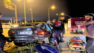 Kamyon otomobile çarptı, araçta sıkışan sürücüyü itfaiye ekipleri kurtardı