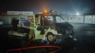 Kamyonet alev alev yandı
