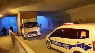 Kamyonet alt geçide sıkıştı