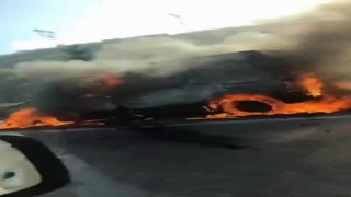 Kamyonet yol ortasında alev topuna döndü