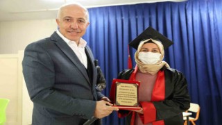 Kanseri okuma yazma öğrenerek yenmeye çalışıyor